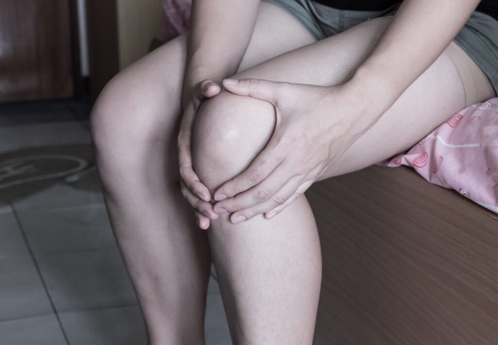 変形性膝関節症に特化再生医療のAPS療法について解説【PRP-FD療法と比較】